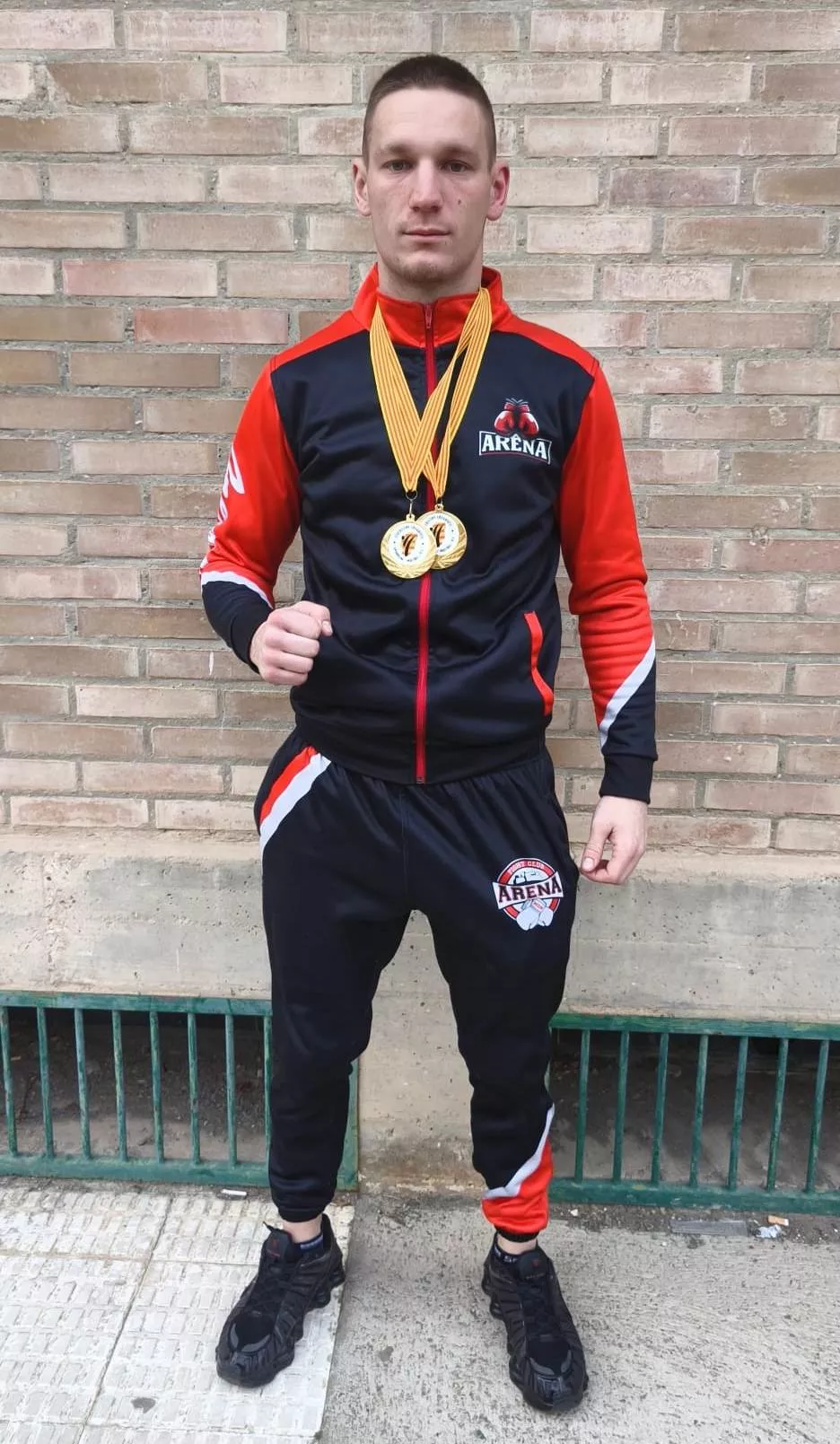 Sebastián Neacsu con sus dos medallas de oro.