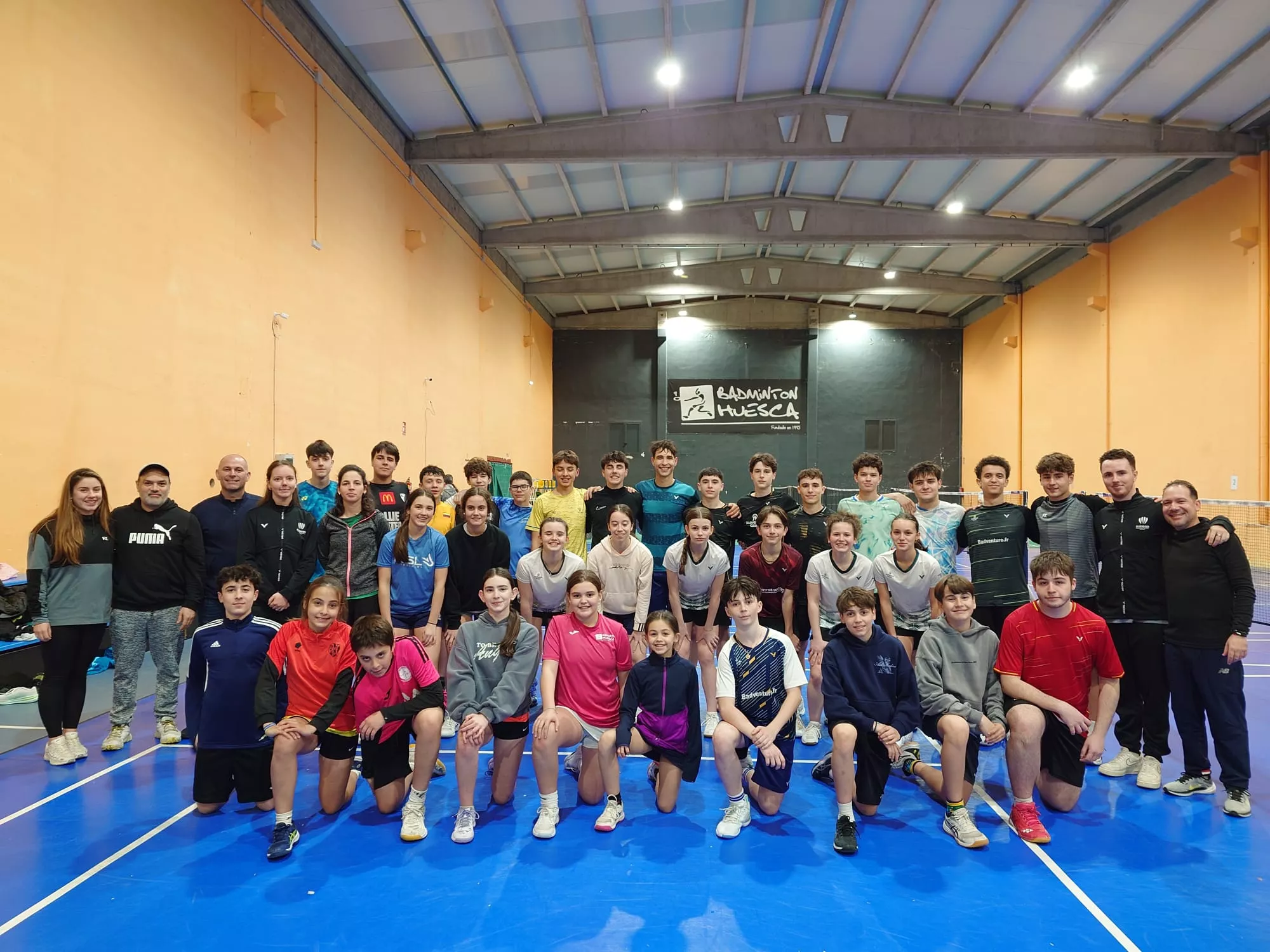 Ambientazo en la sede del Bádminton Huesca con la llegada de una delegación francesa.