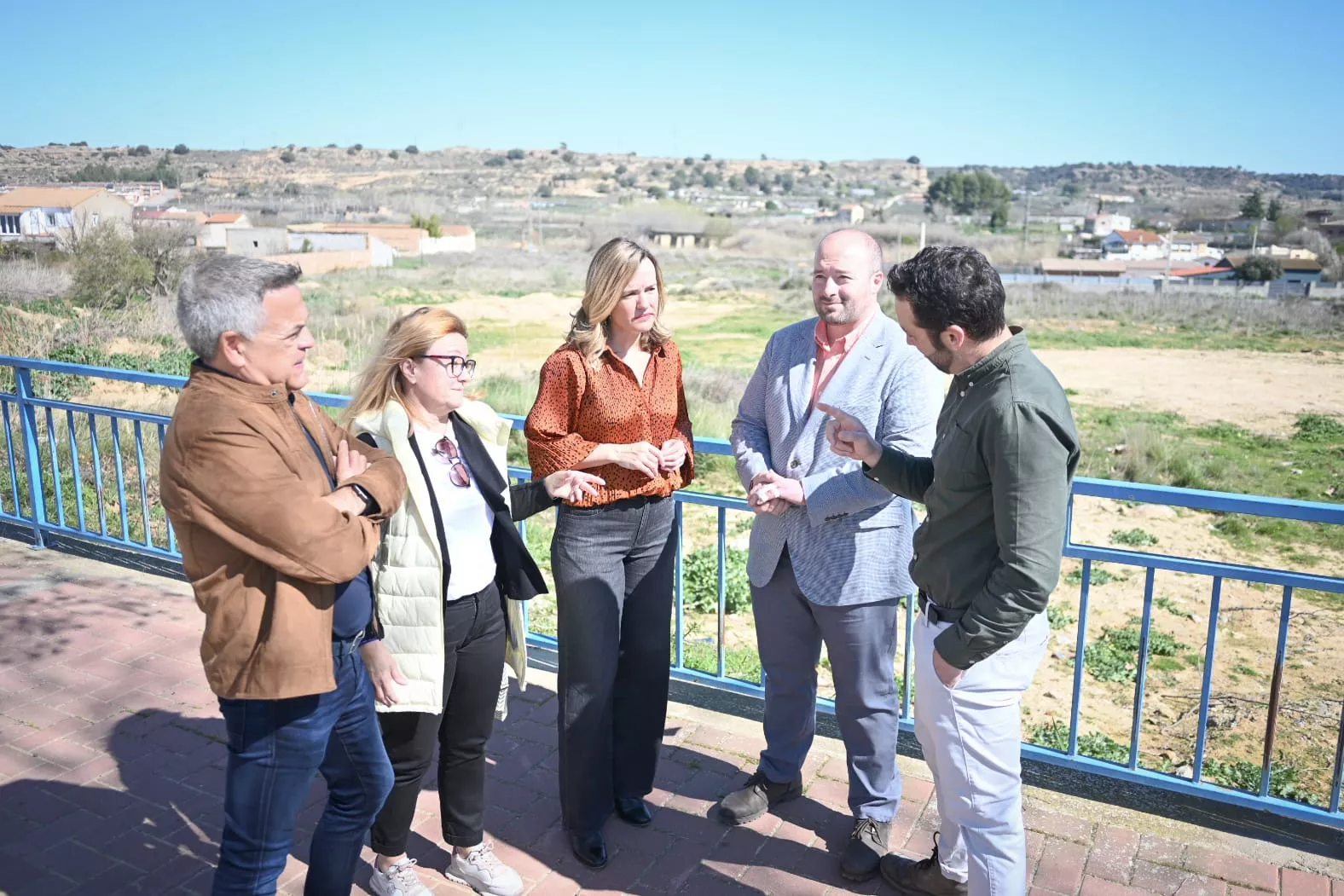 Pilar Alegría durante su visita a Monzón, en los terrenos destinados al nuevo instituto.