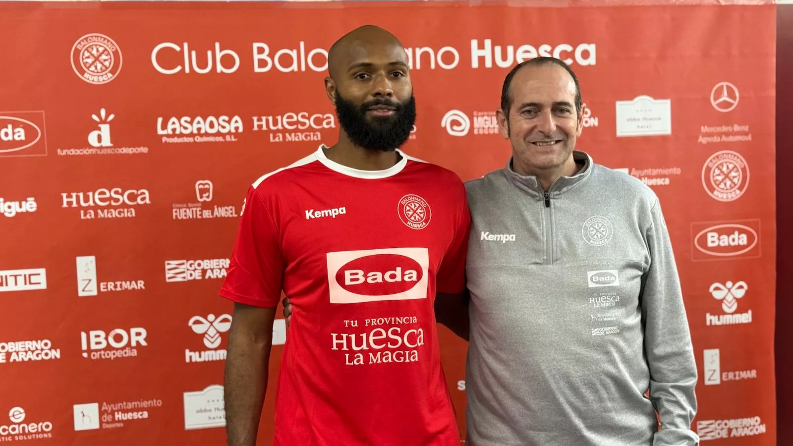 Wilson Davyes y José Nolasco, en la presentación del portugués. Foto Laura Vílchez