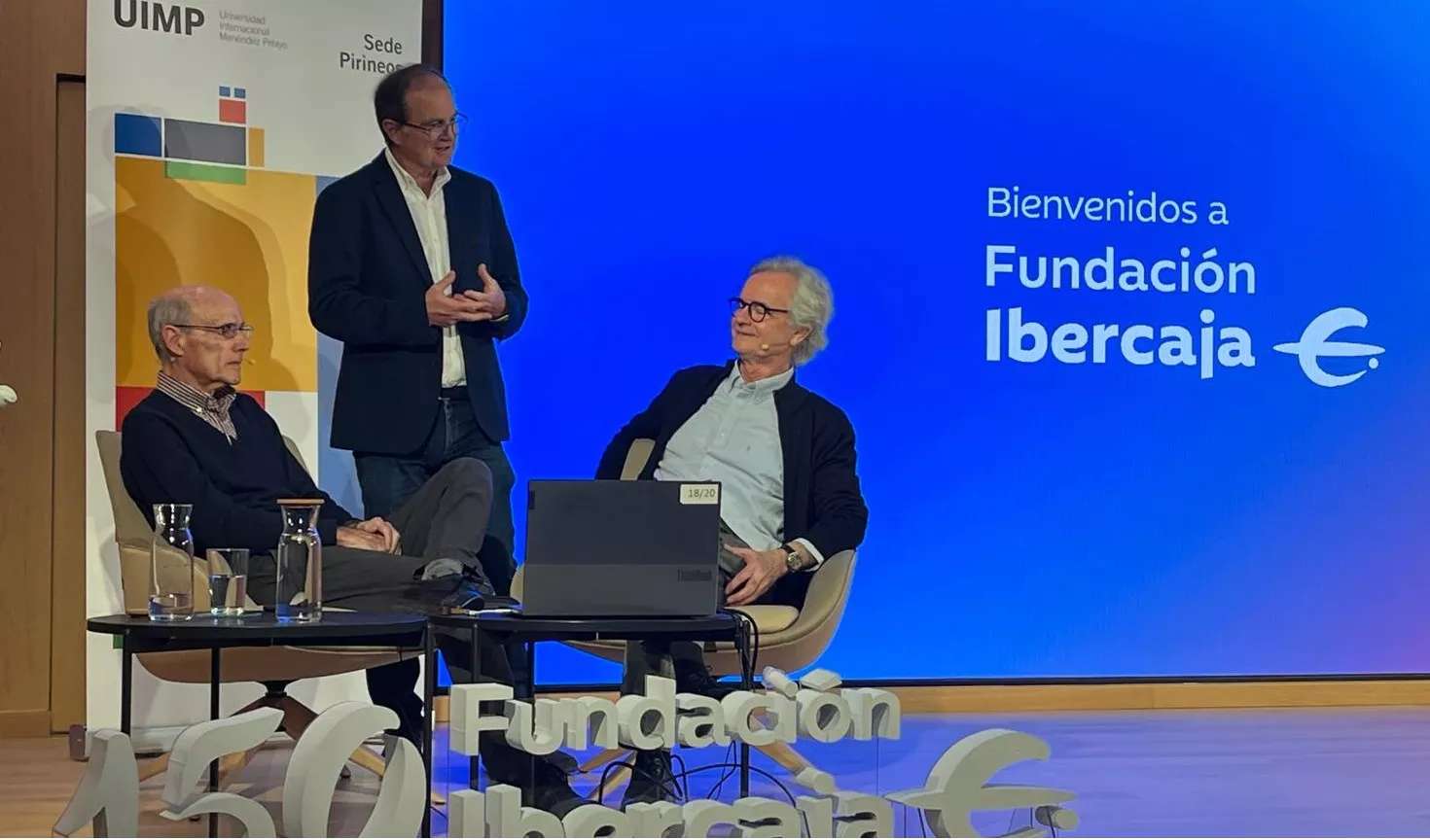 Rafael Bengoa y Esteban de Manuel Keenoy, con Alfredo Serreta, ante de la charla sobre el futuro del Sistema Nacional de Salud. Foto Mercedes Manterola