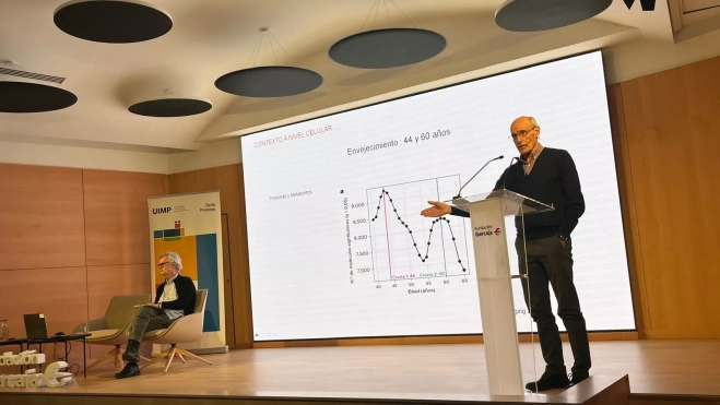 Rafael Bengoa, en primer término, durante su exposición. Foto Mercedes Manterola