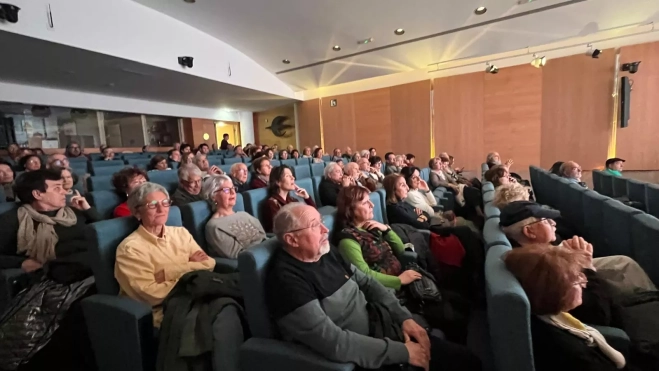 Público en el el salón de actos de Fundación Ibercaja Huesca. Foto Mercedes Manterola