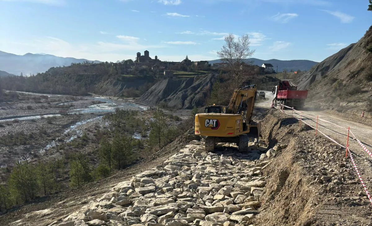 Carretera de acceso a la localidad de Acumuer.