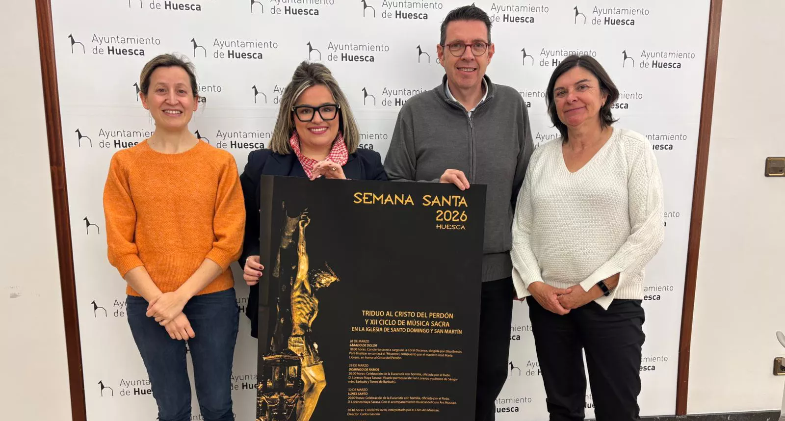 La concejal de Cultura, Sonia Latre junto a Carlos Mored, secretario de la cofradía, Elisa Betrán de la Coral Oscense y Aurora Gabarre del Coro Ars Musicae.