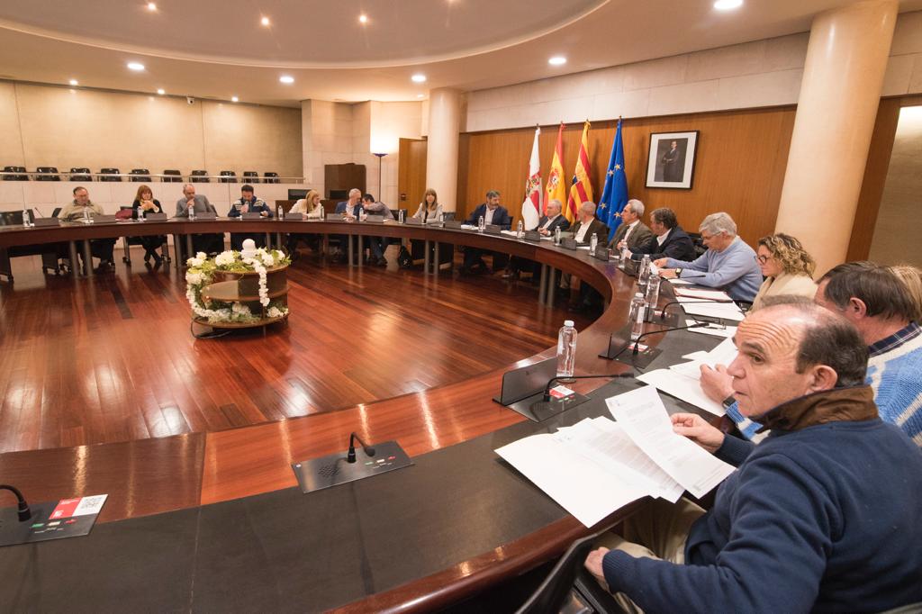 Reunión mantenida en la DPH para respaldar el impulso al sector de la nieve. Reunión mantenida en la DPH para respaldar el impulso al sector de la nieve.
