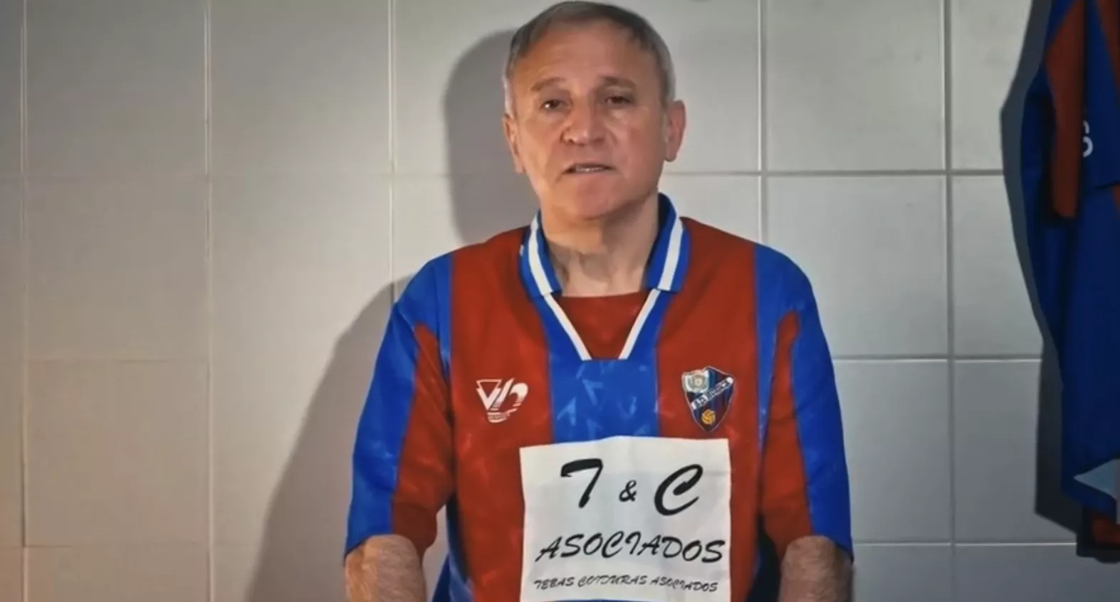 Fernando Arnedillo, protagonista en el vídeo promocional de la nueva camiseta retro del Huesca. 