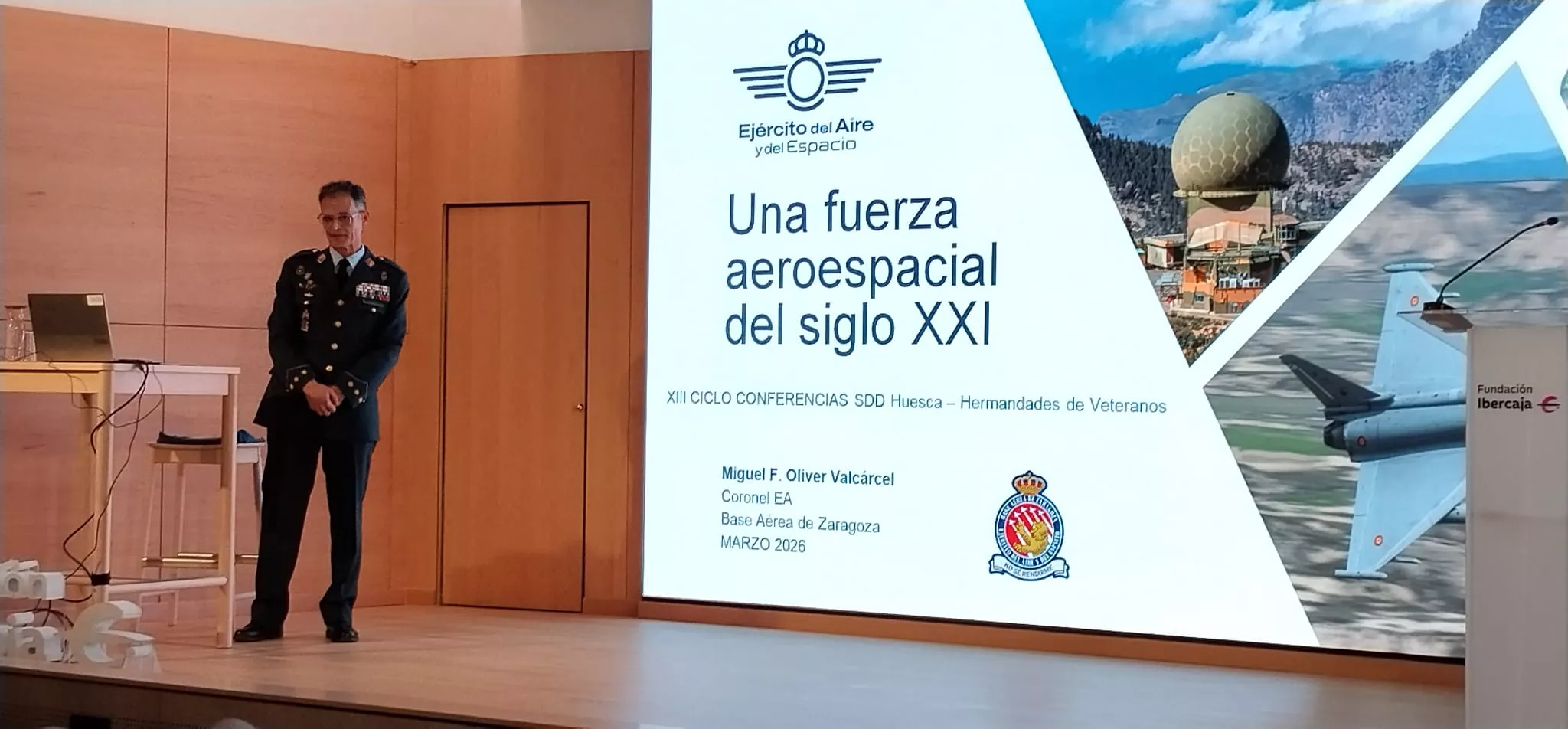 Conferencia del coronel Miguel Fulgencio Oliver sobre "Una fuerza aeroespacial del siglo XXI"