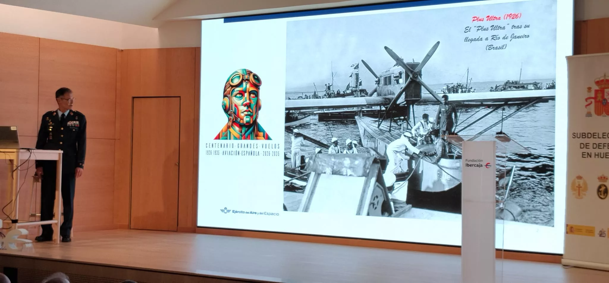 Conferencia del coronel Miguel Fulgencio Oliver sobre "Una fuerza aeroespacial del siglo XXI"