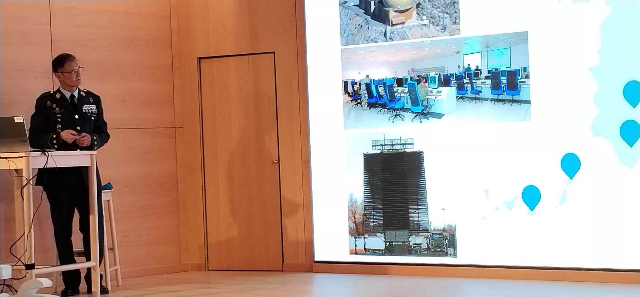 Conferencia del coronel Miguel Fulgencio Oliver sobre "Una fuerza aeroespacial del siglo XXI"