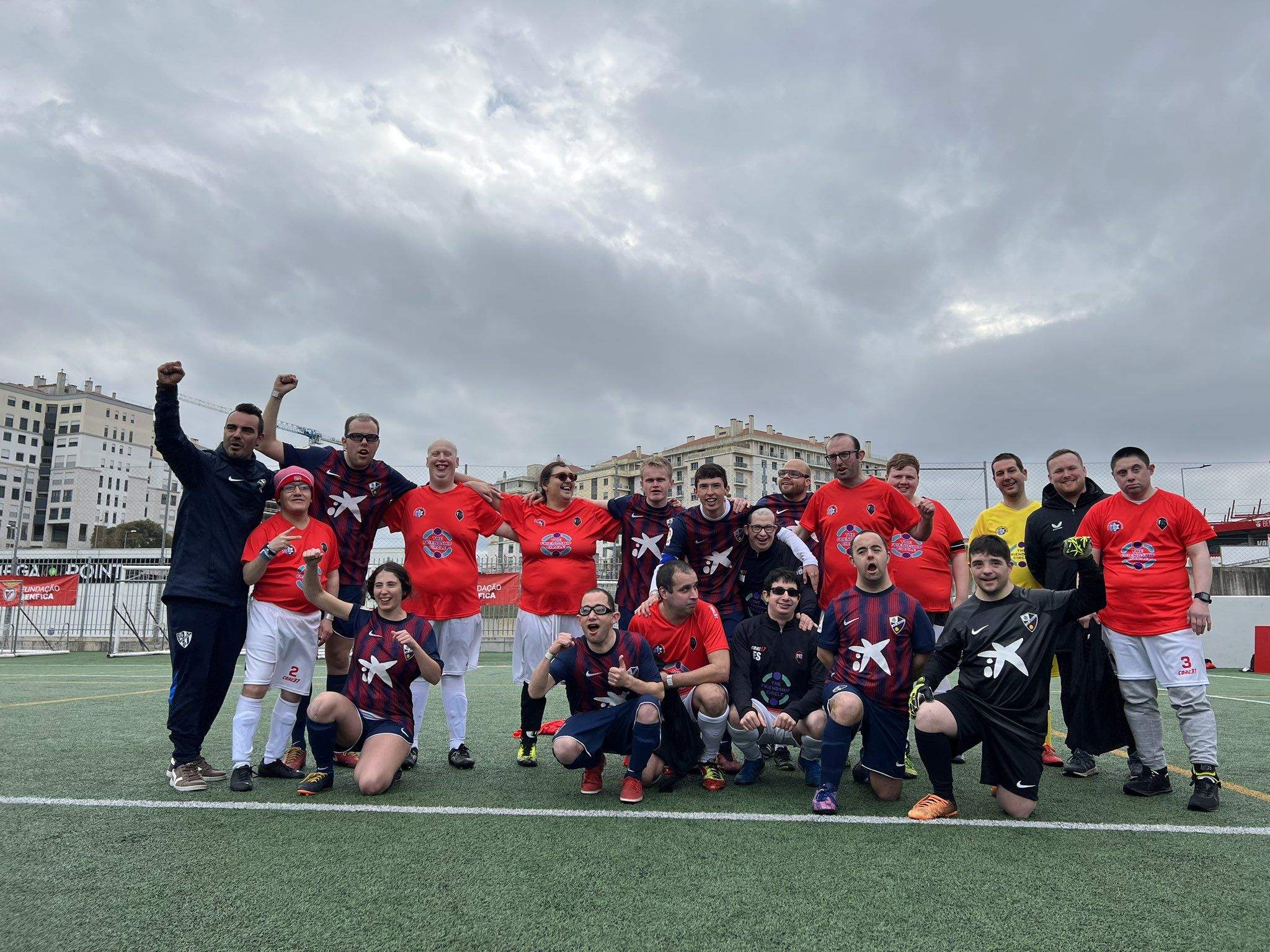 Los jugadores del Huesca Genuine junto a la Foundation 92.