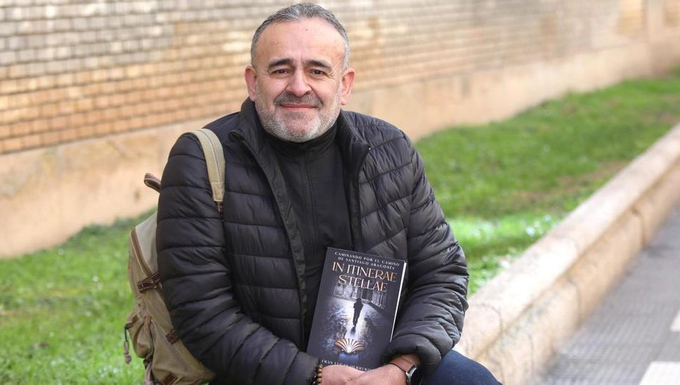 El historiador Fran Lucas Herrero con su libro 'In Itinerae Stellae: Caminando por el Camino de Santiago Aragonés'.
