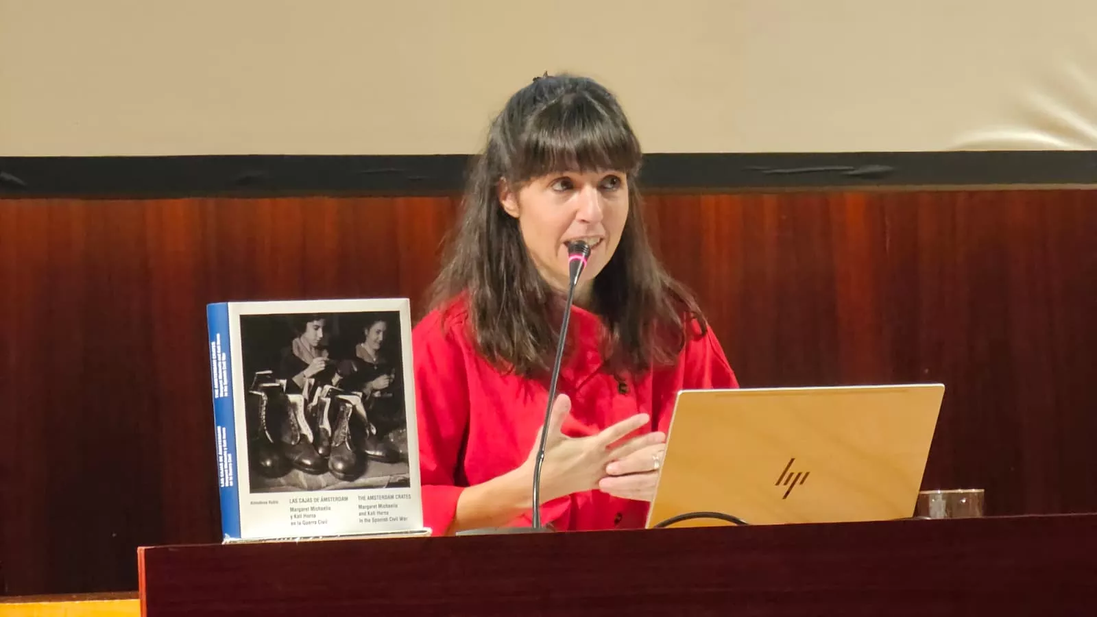 Almudena Rubio en la presentación del libro Las Cajas de Amsterdam con fotos de Margaret Michaelis y Kati Horna