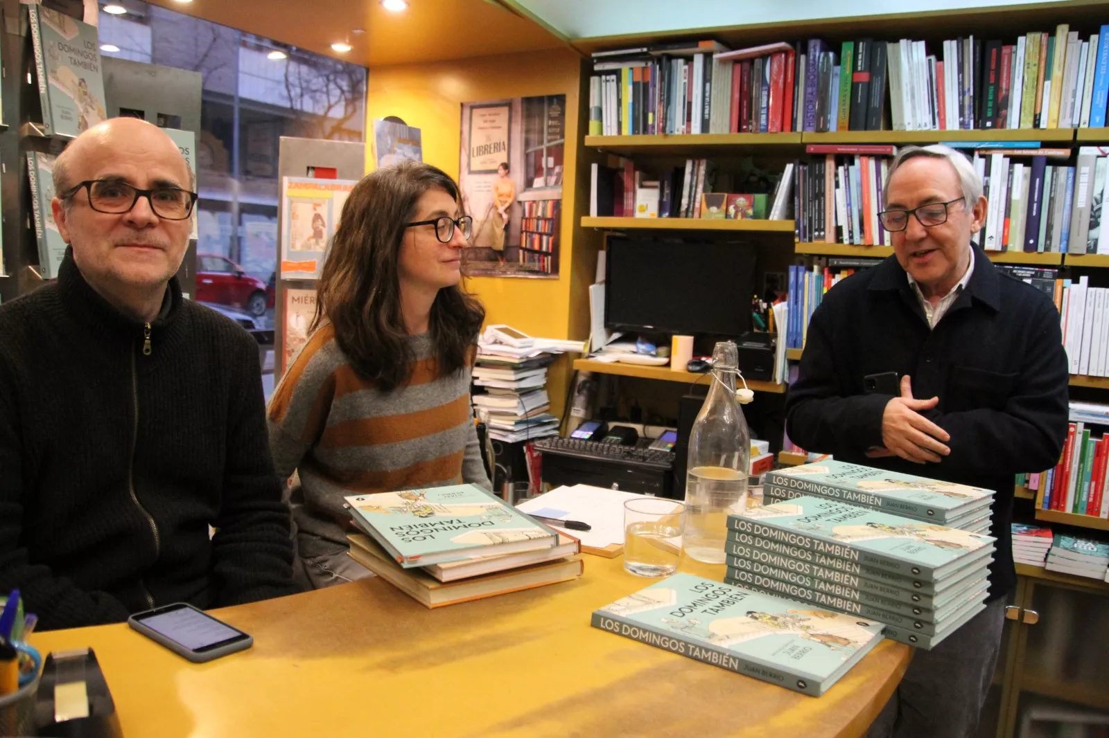 Juan Berrio, Cristina Hombrados y Chema Aniés, en la Librería Anónima.