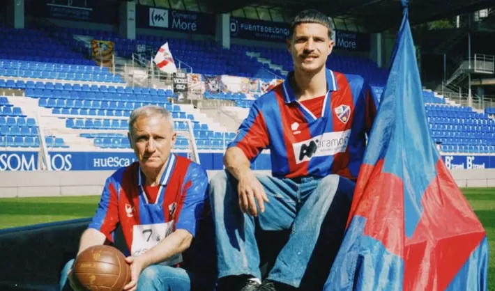 Arnedillo y Seoane presentan la nueva camiseta del Huesca. Foto: SD Huesca