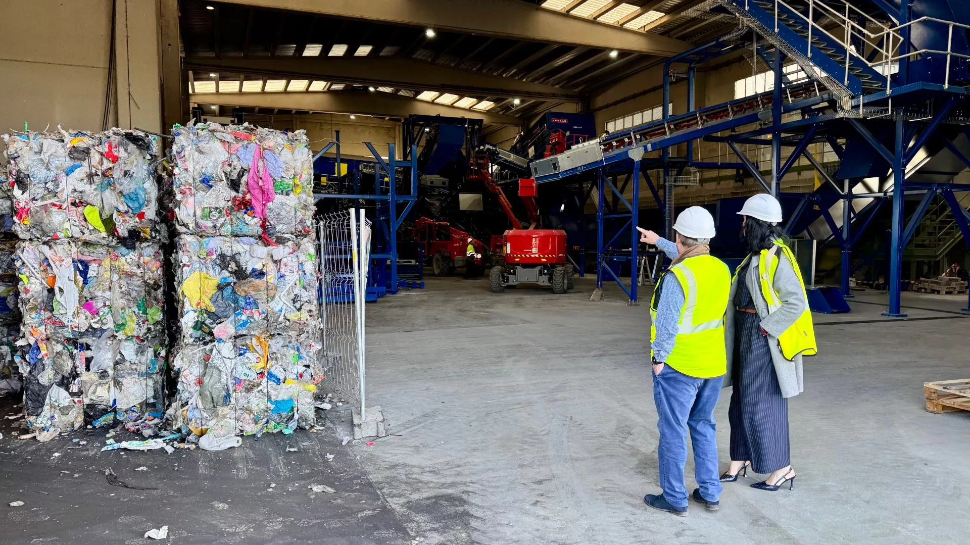Visita de la alcaldesa de Huesca a la planta de selección de envases de Fornillos.