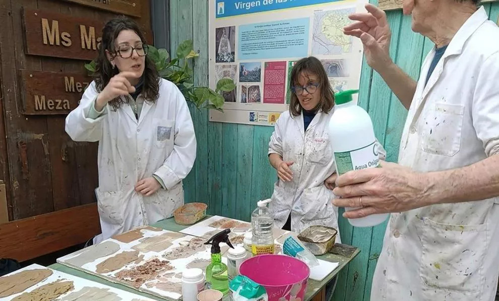 En la obra expuesta, se usaron pigmentos elaborados a partir de tierras recogidas en el territorio monegrino.CIFPA 