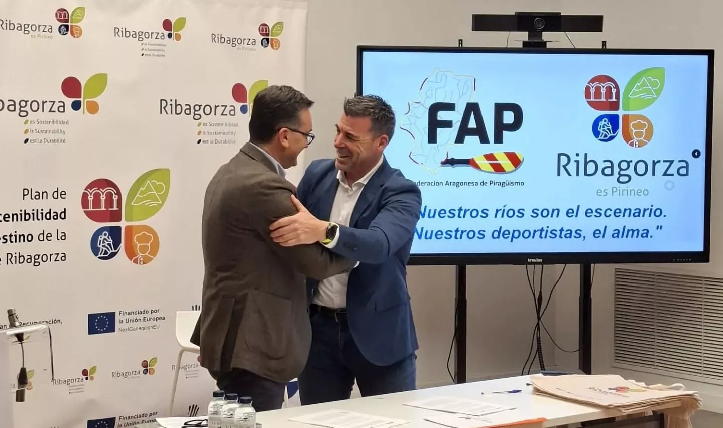 Roque Vicente y Manuel Palacín en la firma del convenio este jueves. Foto: Comarca de Ribagorza