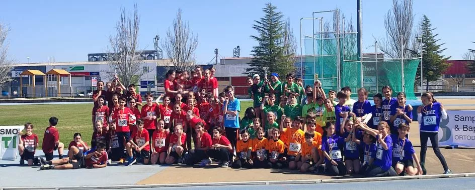 Podio con todos los equipos en la entrega de trofeos y medallas.