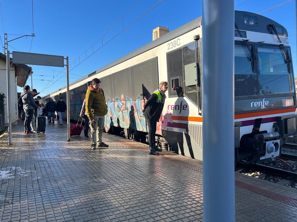 Tren regional de Renfe a su llegada a Monzón hace unos meses también con cuatro horas de retraso