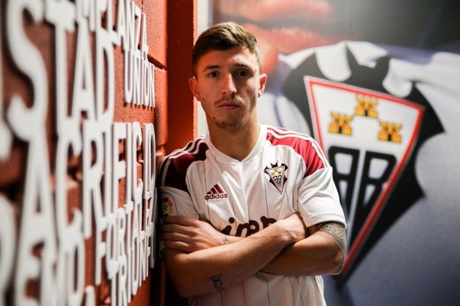 Dani Escriche posa con la camiseta del Albacete en su presentación. Foto: Albacete Balompié