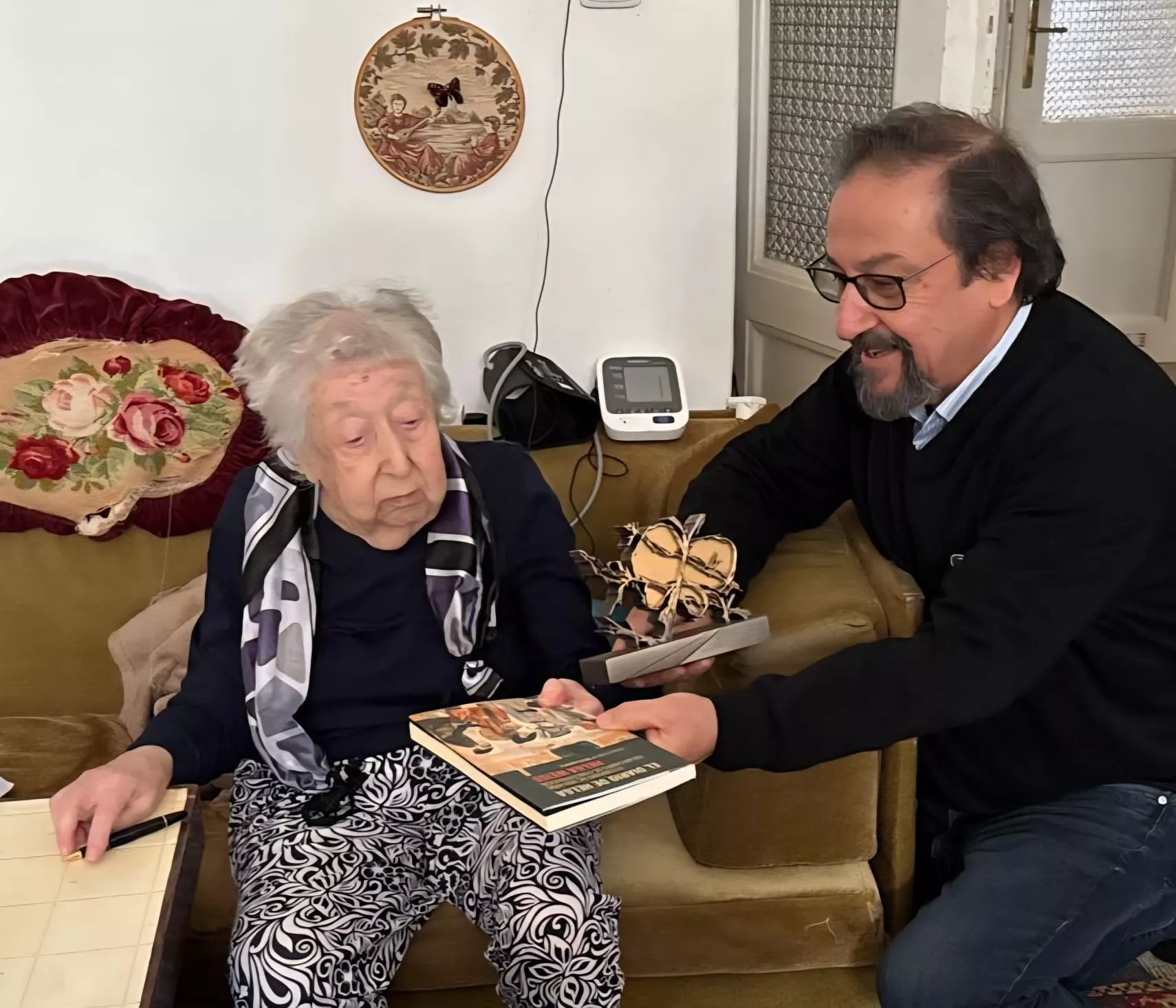 Julio Luzán entrega a Helga Weissová la mariposa que simboliza la derrota al hmorror