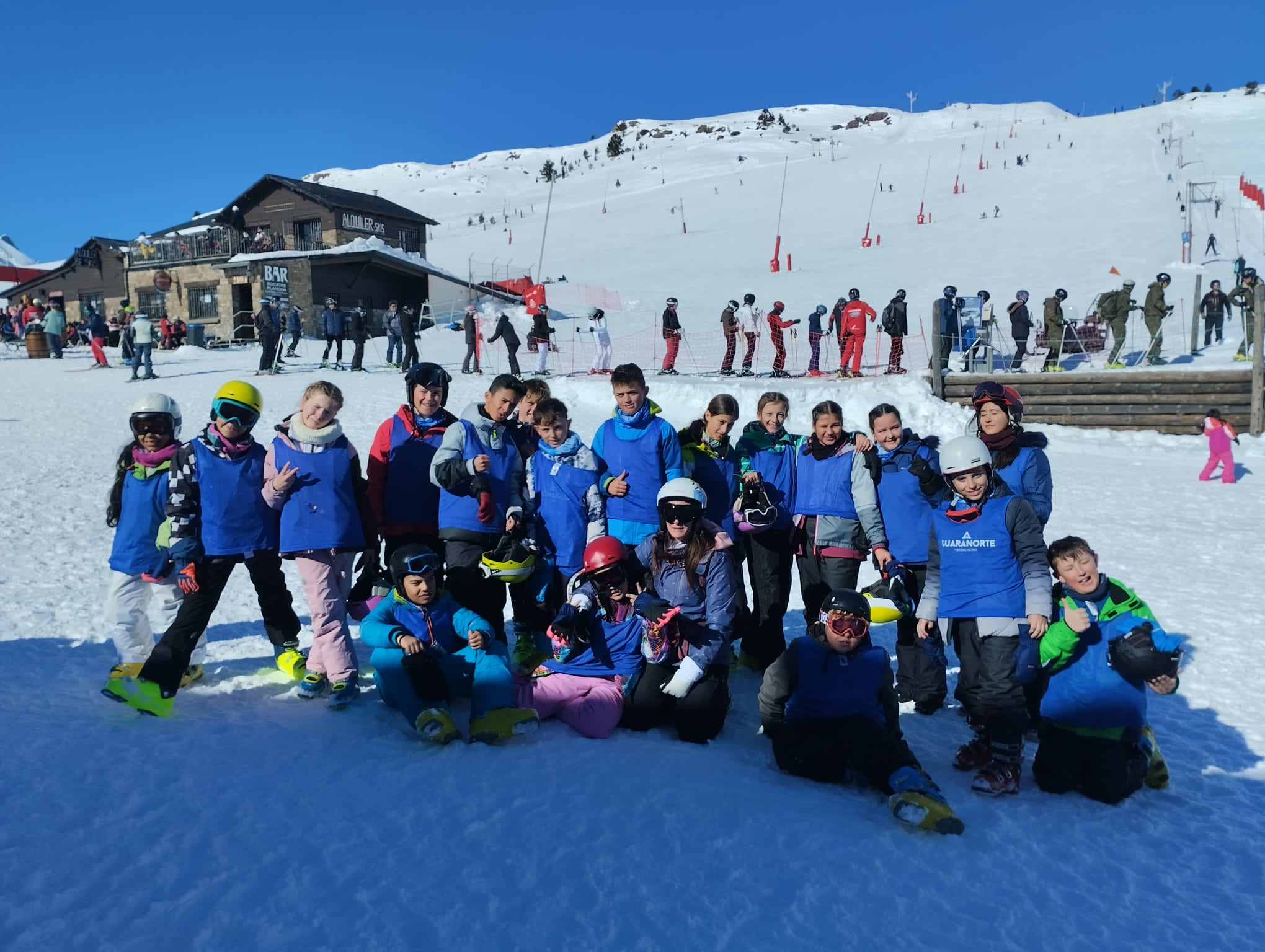 Grupo de alumnos que participan en la campaña de esquí.