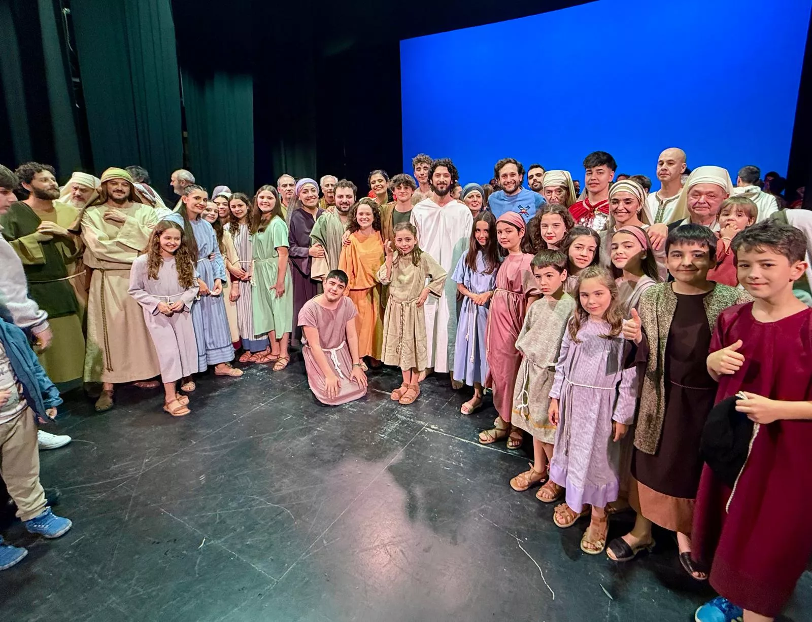 Isaac Claver con actores y actrices de La Pasión en Salesianos de Huesca