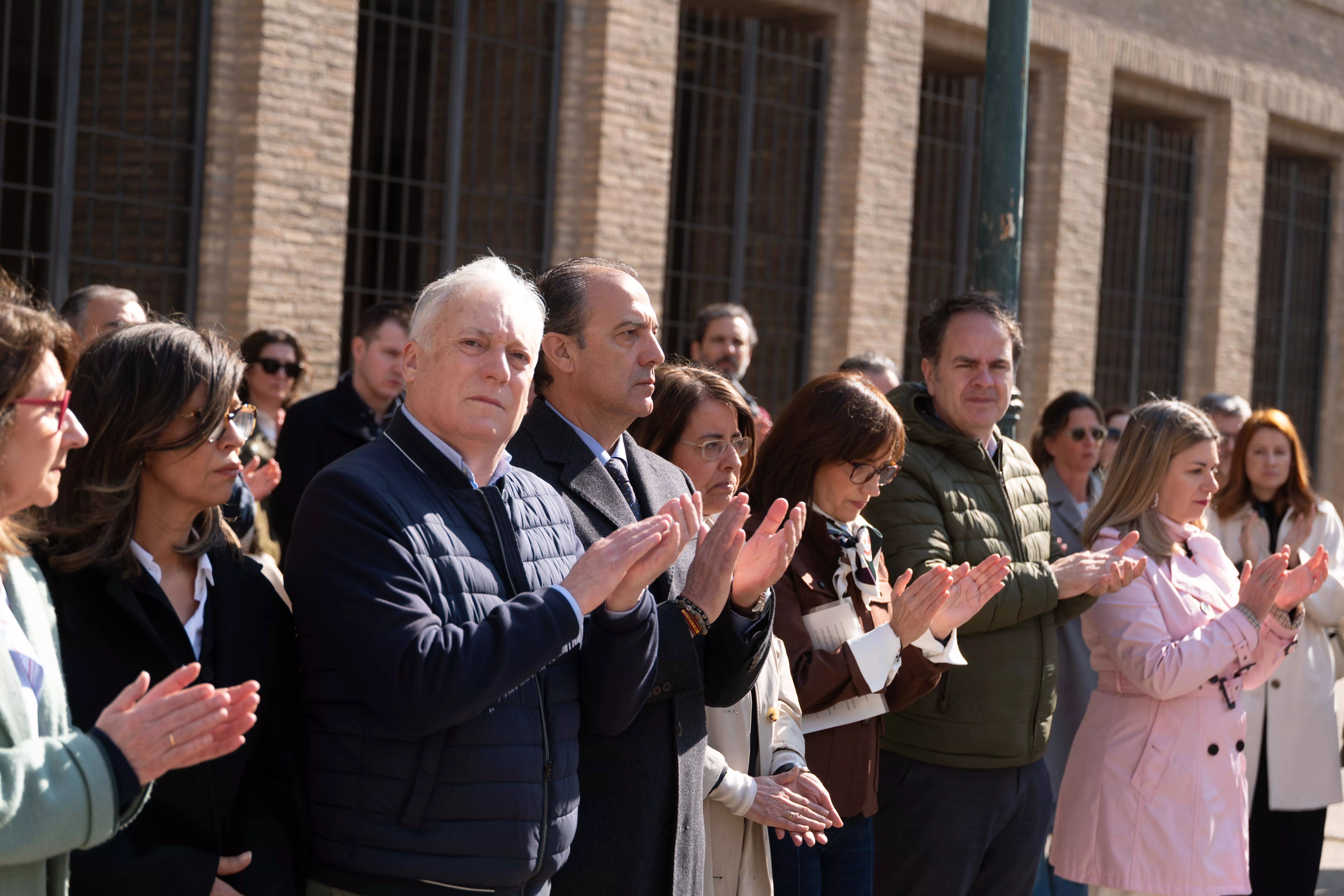 Aplauso tras el minuto de silencio por el asesinato machista de Zaragoza