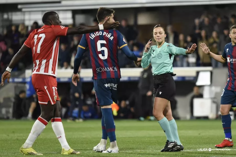 Marta Huerta se sujeta el pinganillo tras la acción de Piña. Foto: LaLiga