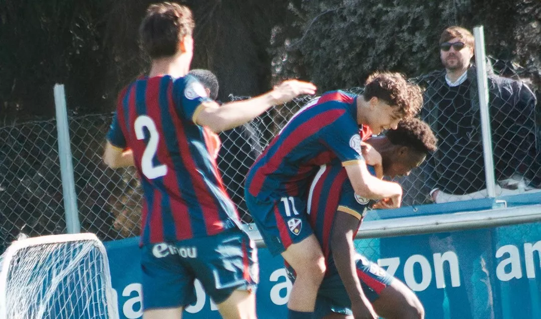 Alegría en los chicos del Huesca tras ganar al San Cugat.