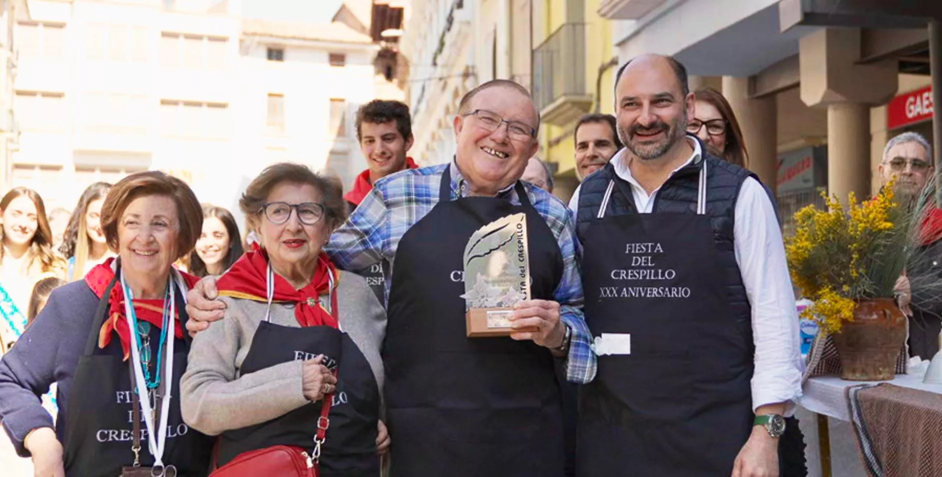 Fernando Fredes con Fernando Torres y Elita Davias en la Fiesta del Crespillo de Barbastro. Foto Javi Guiral/Stendhal Estudio