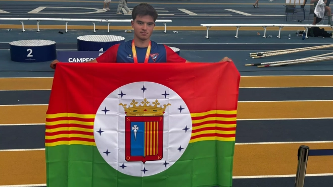 Javi Alamañac, con la bandera de Sabiñánigo.