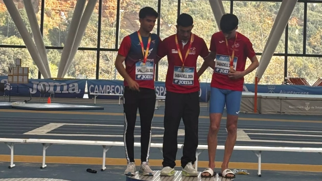 En el podio con sus directos rivales.