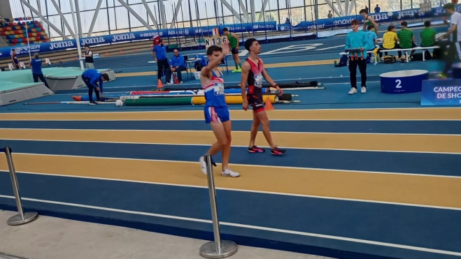 Señal de satisfacción tras la carrera.