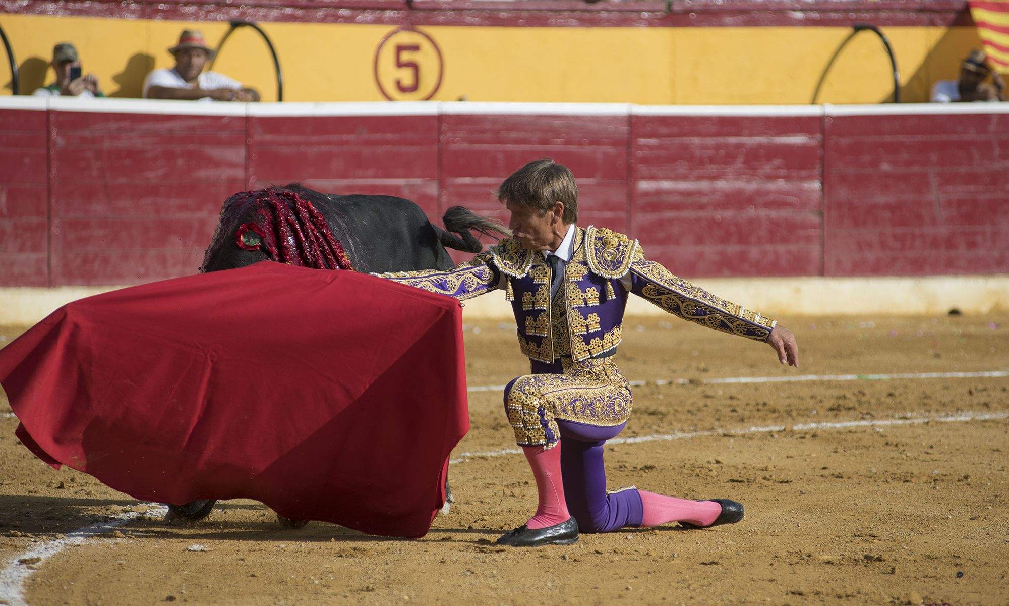 El Cordobés se arrodilla ante el toro. Foto Jacques Valat 