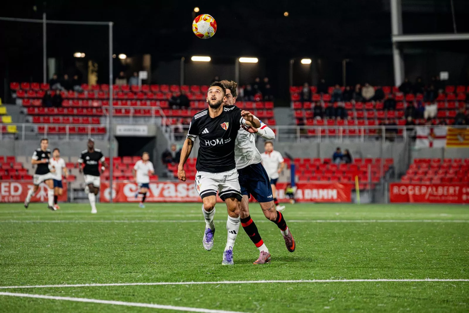 Hugo Bautista pelea un balón en el partido ante el Terrassa. Foto: Terrassa FC