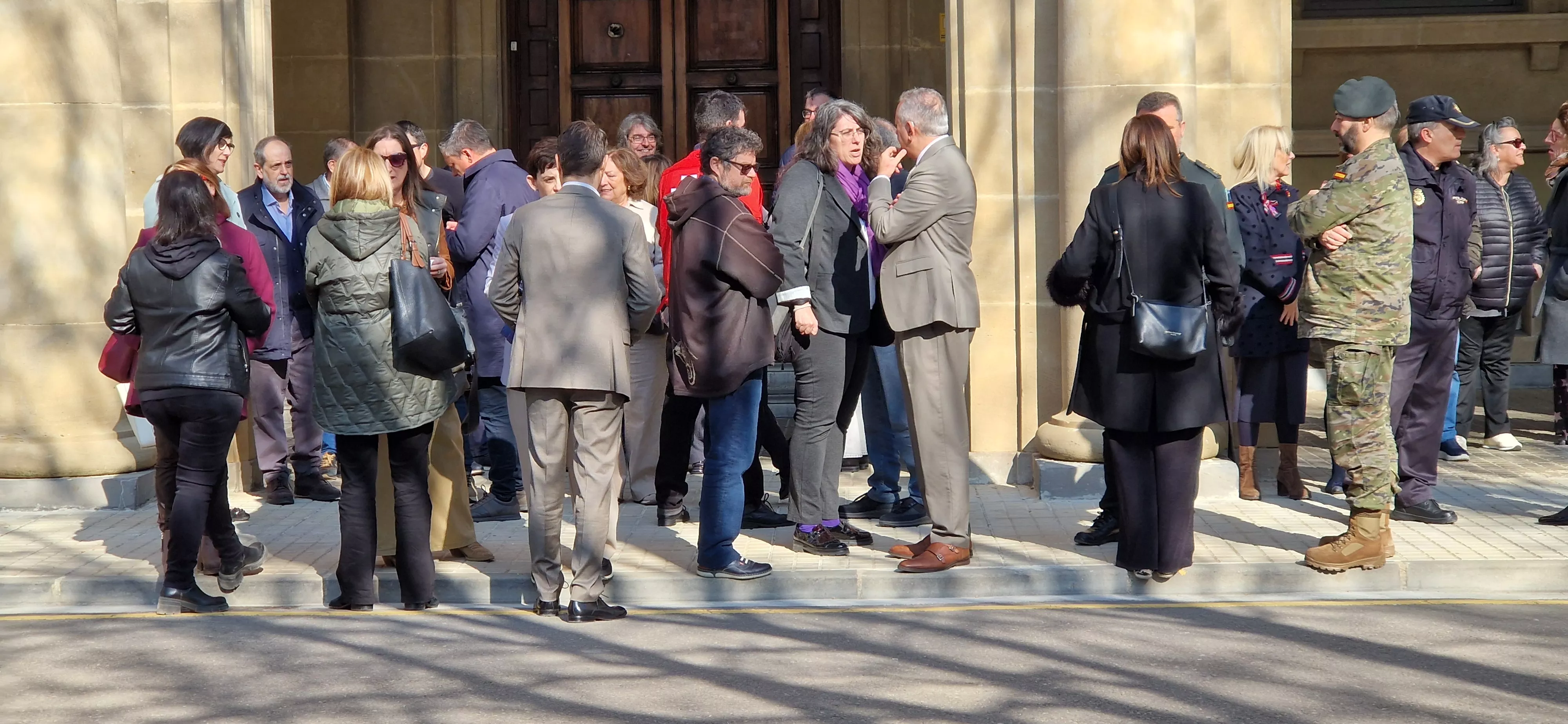 Minuto de silencio por el asesinato de la vecina de Las Fuentes en Zaragoza. Foto Myriam Martínez