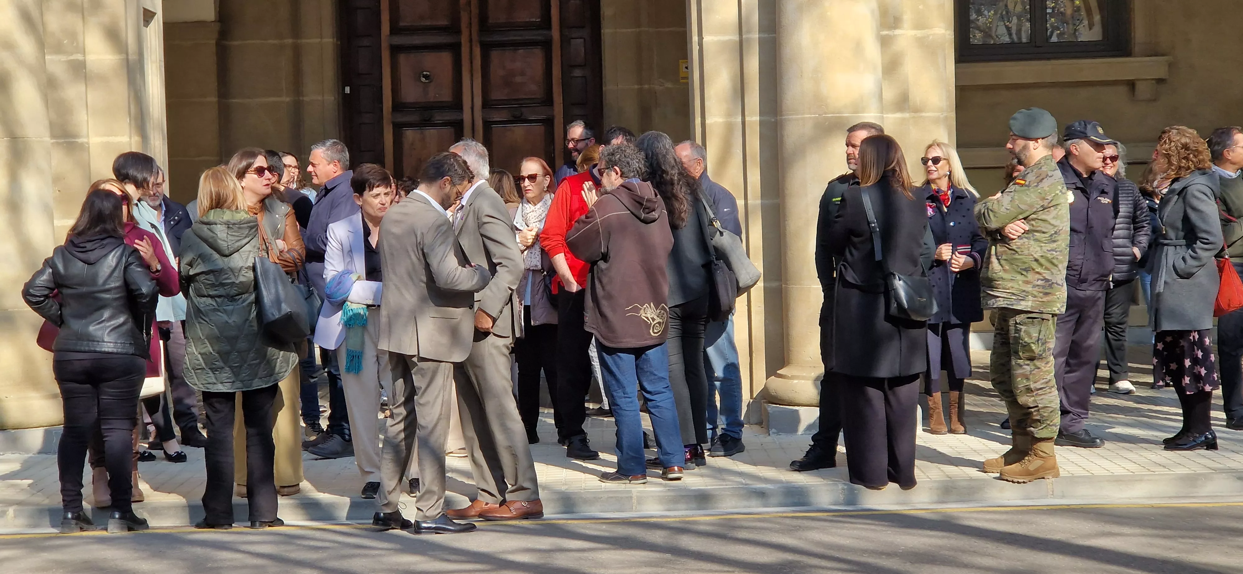 Minuto de silencio por el asesinato de la vecina de Las Fuentes en Zaragoza. Foto Myriam Martínez