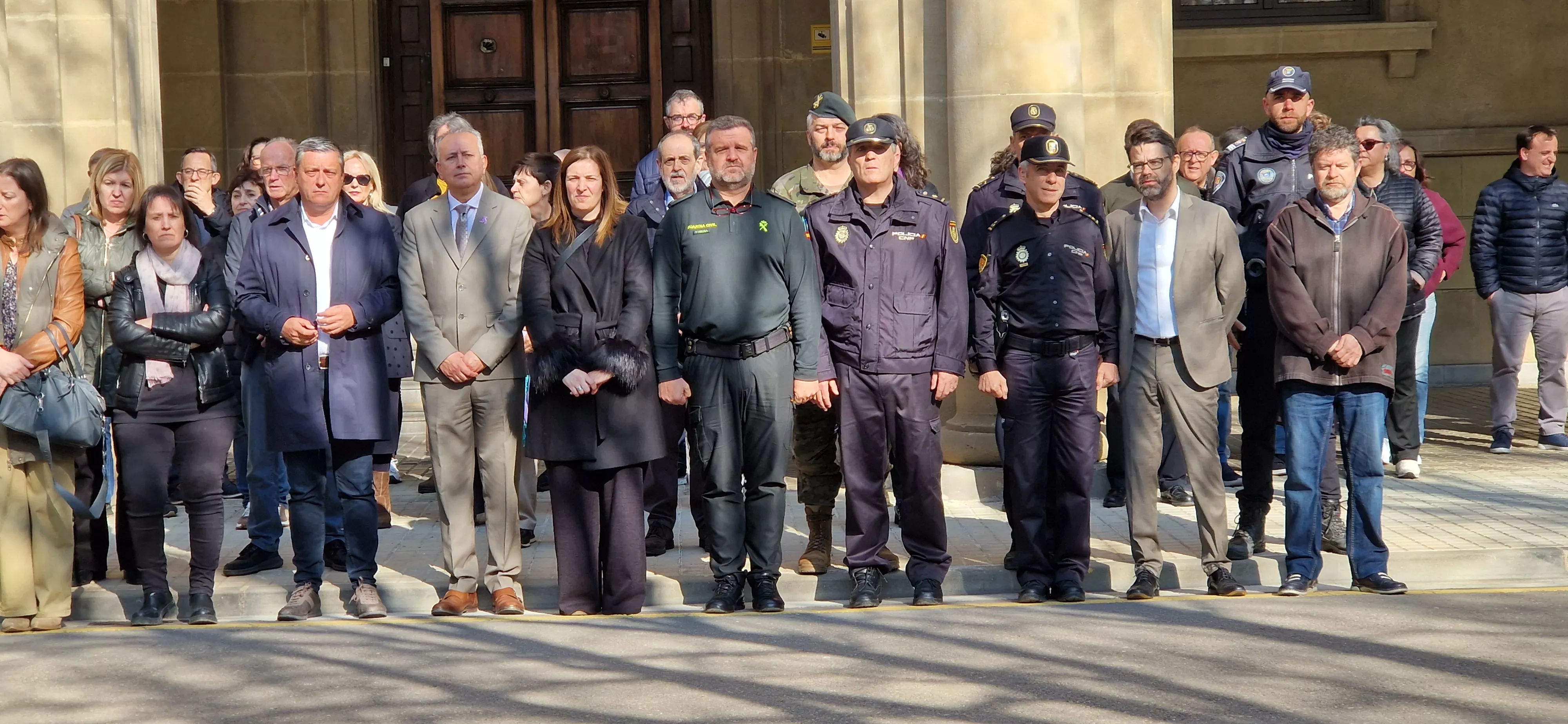 Minuto de silencio por el asesinato de la vecina de Las Fuentes en Zaragoza. Foto Myriam Martínez
