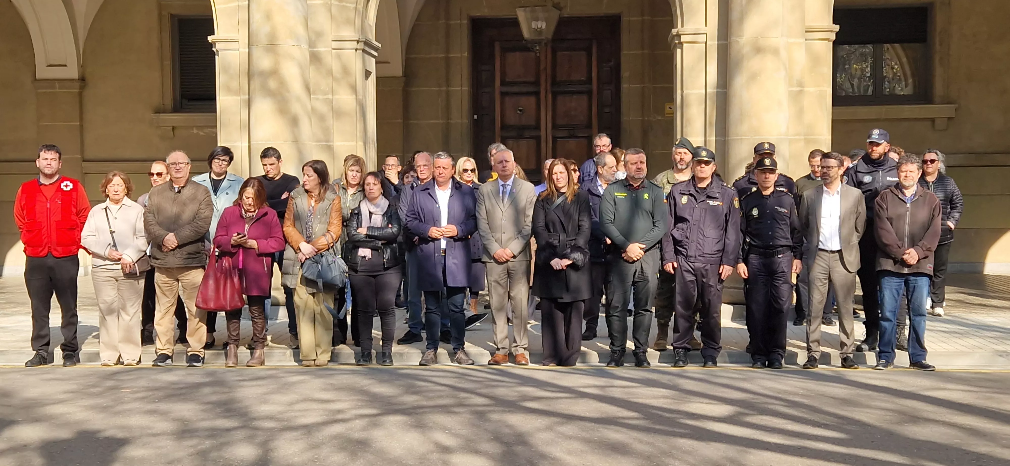 Minuto de silencio por el asesinato de la vecina de Las Fuentes en Zaragoza. Foto Myriam Martínez