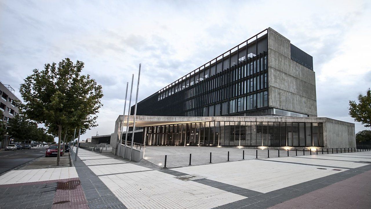 Solicitan penas de 45 años a una pareja por tentativa de asesinato y malos tratos a su bebé