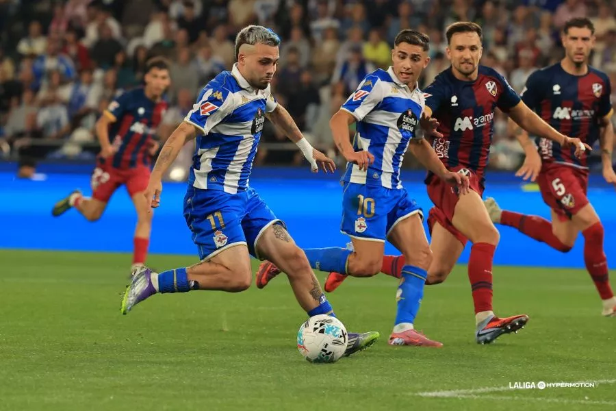 David Mella golpea un balón en el partido de ida en Riazor. SD Huesca-RC Deportivo: fecha y horario ya confirmado. Foto: LaLiga