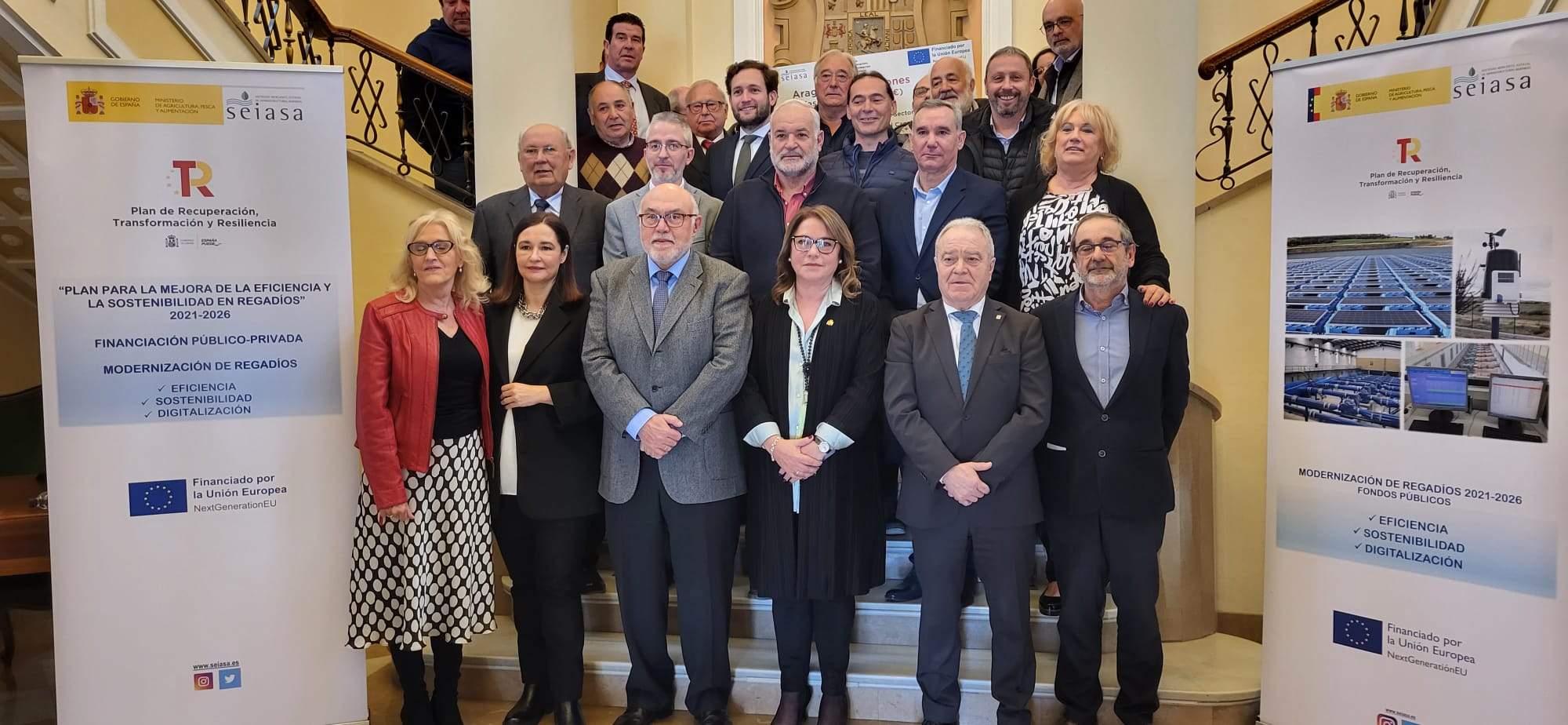 Asistentes al acto de firma de los convenios de Seiasa y las comunidades de regantes en la Subdelegación del Gobierno.