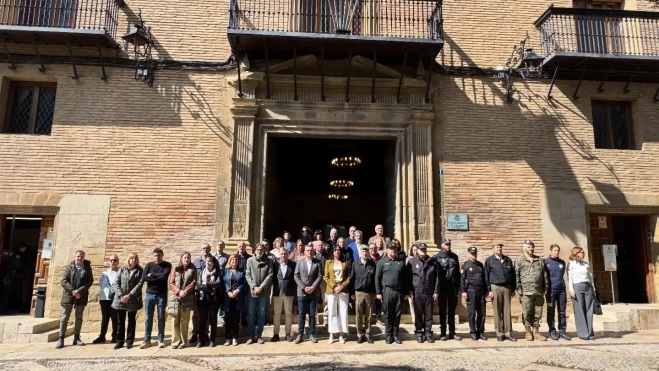 Minuto de silencio a las puertas del Consistorio de Huesca.