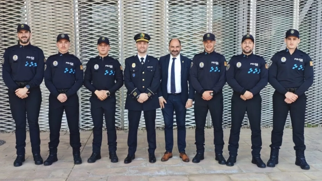 Fernando Torres y Daniel Beguería con los nuevos agentes que presentarán servicio en Barbastro.