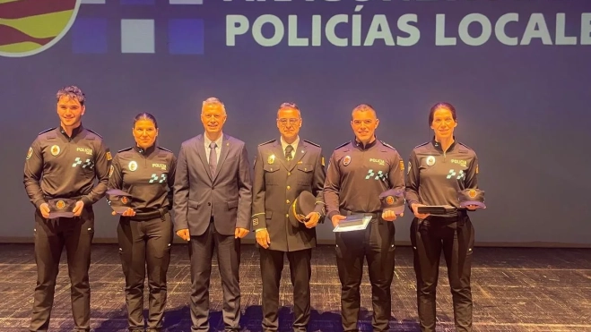 Serrano y Ara con los nuevos policías locales de Jaca.
