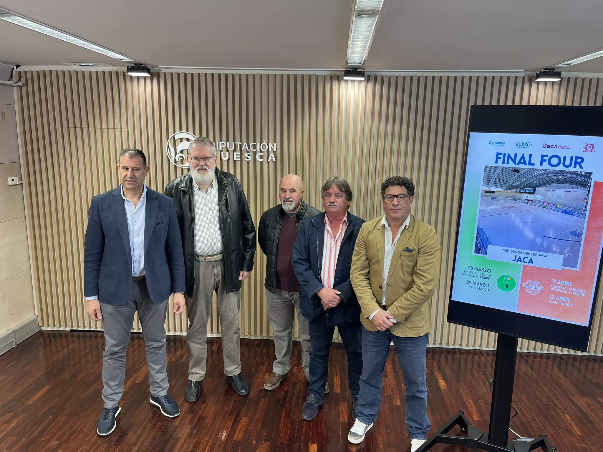 Serra, Lecuona, Betrán, Serrano y Pérez en la presentación de las finales. Jaca volverá a ser el epicentro del hockey hielo nacional con una doble cita. Foto: Adri Mora