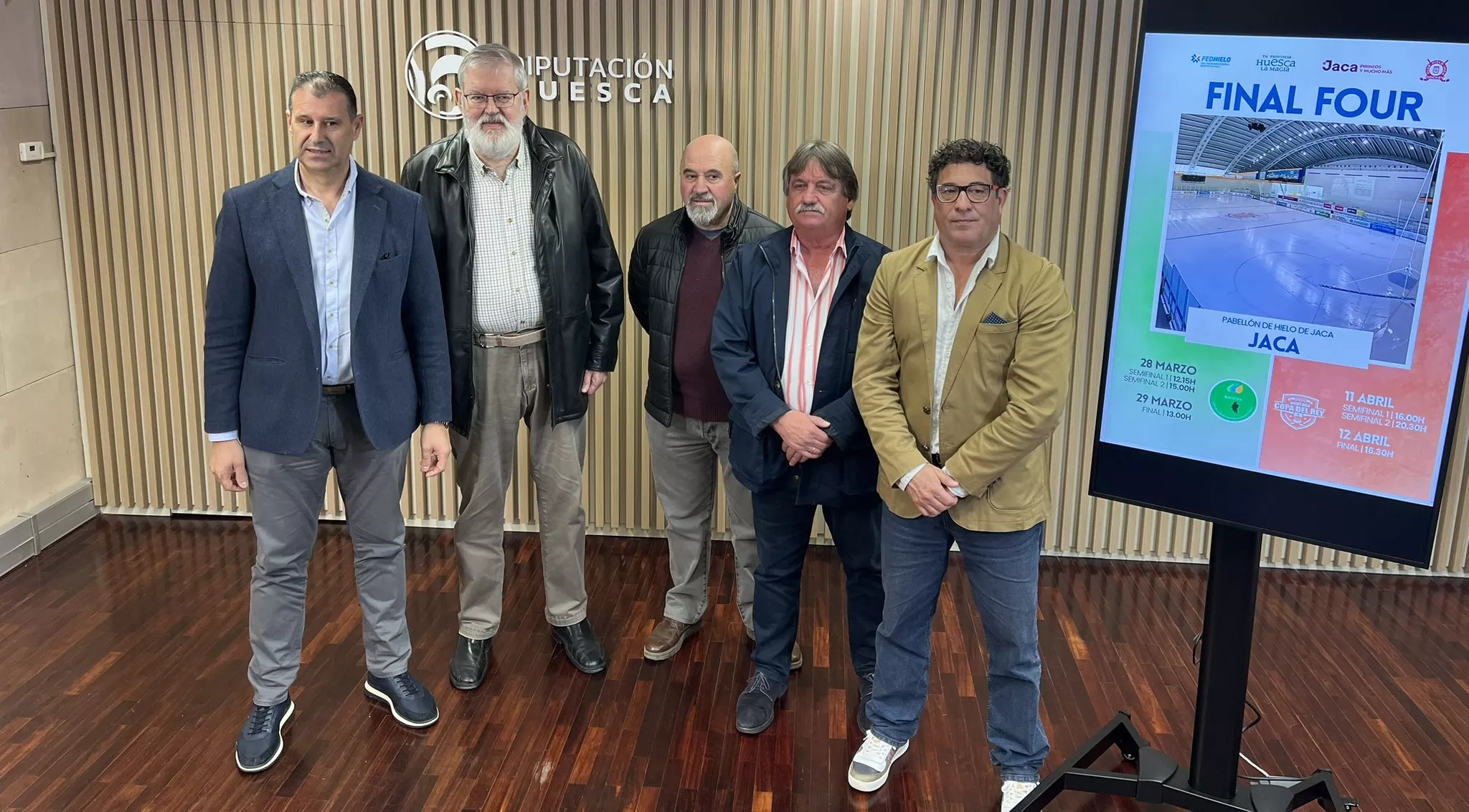 Serra, Lecuona, Betrán, Serrano y Pérez en la presentación de las finales. Jaca volverá a ser el epicentro del hockey hielo nacional con una doble cita. Foto: Adri Mora