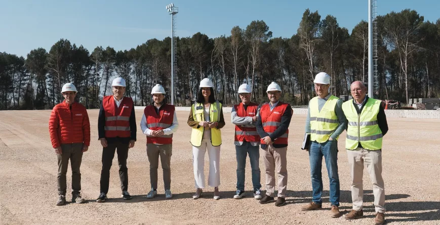 Lorena Orduna y Leopoldo Carranza junto a representantes del club azulgrana. Foto: SD Huesca